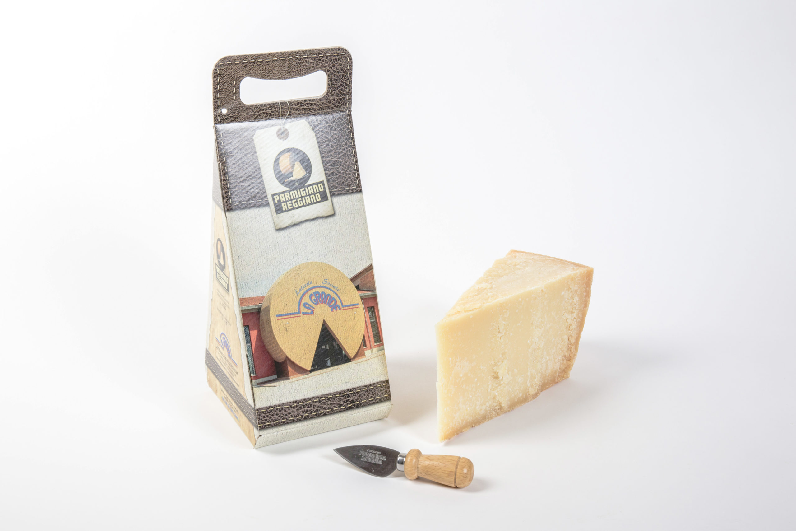 Parmigiano Reggiano 36 months + knife in gift box